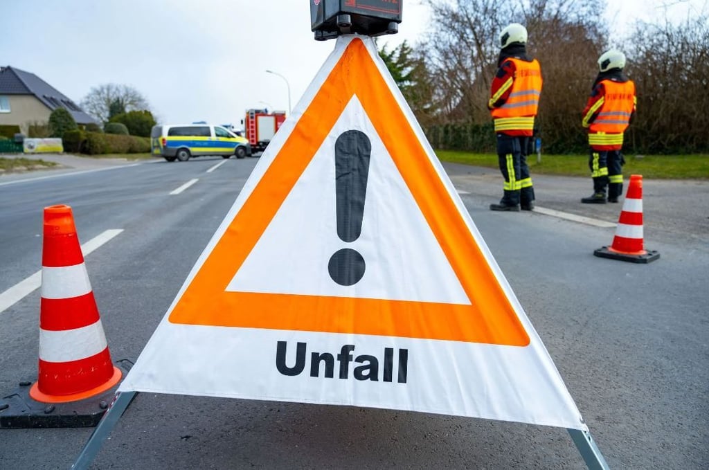 Die Roschwitzer Straße in Bernburg ist nach einem Unfall voll gesperrt.