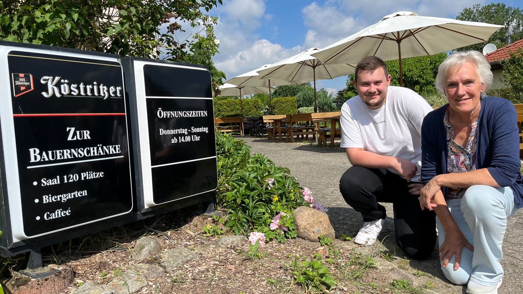 Lukas Knoblauch und dessen Oma Claudia Knoblauch sind ein Team, wenn es um die Bewirtung von Gästen in dem kleinen Lokal bei Tangermünde geht.