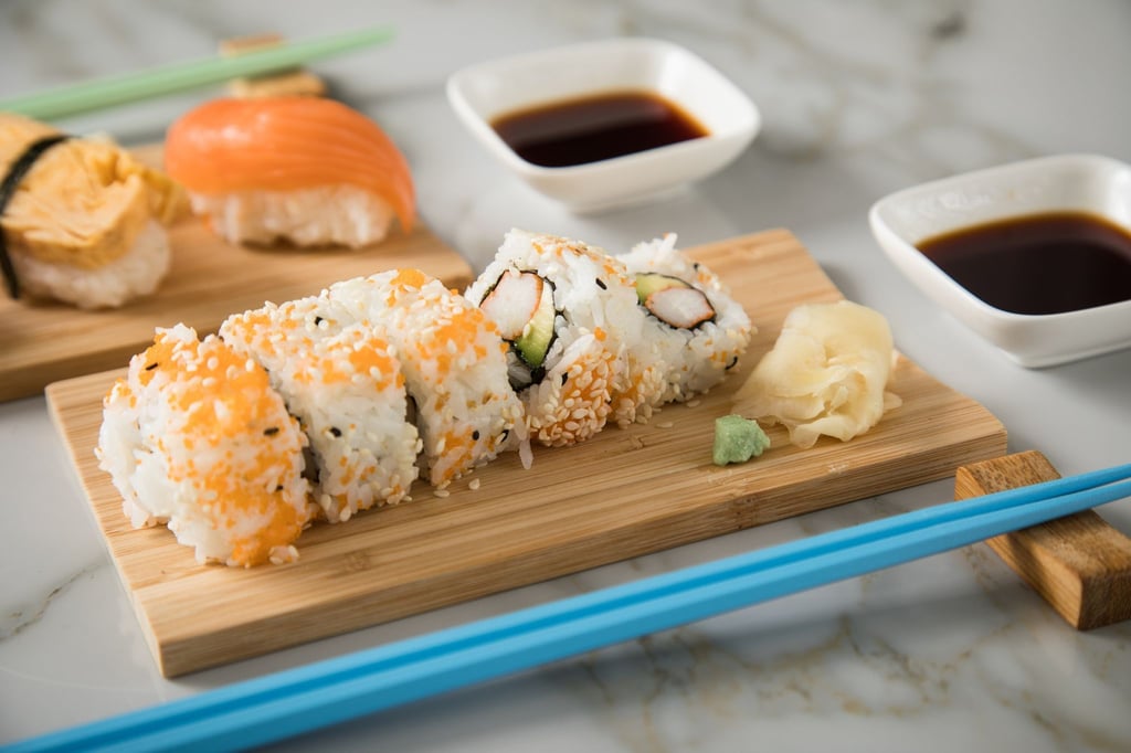 Bei Sushi-Rollen oder Nigiris, auf denen der Fisch auf rundlichen Reisrollen thront, braucht es Reis mit Klebkraft.