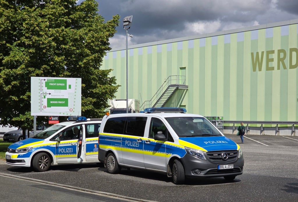 Polizisten sperren die Zufahrt zu einem Großhandel für Obst und Gemüse ab. In dem Obst-Großhandel im Landkreis Potsdam-Mittelmark hat es zum wiederholten Mal einen Polizeieinsatz gegeben, sagte eine Sprecherin der Polizei.