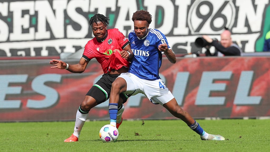 Assan Ouédraogo (r.) im Spiel gegen Hannover 96.