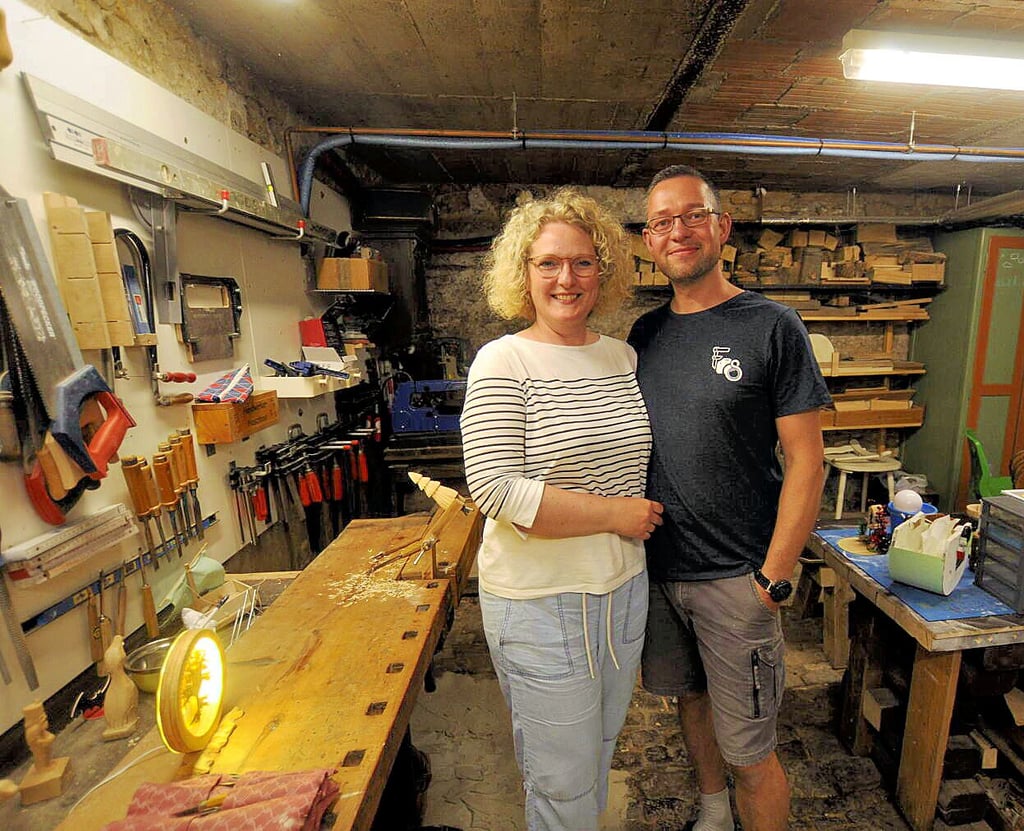 Mandy und Franz Seifarth stehen in ihrer „Kreativwerkstatt“.