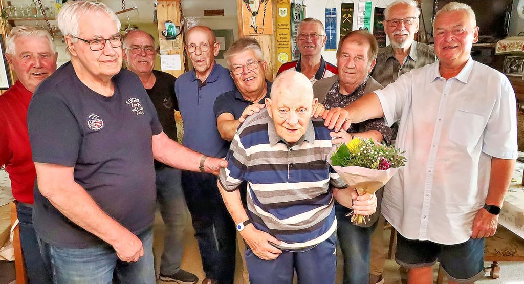 Der Sangerhäuser Bergarbeiterverein gratuliert den 92-jährigen Walter Gerth mit einem Blumenstrauß.