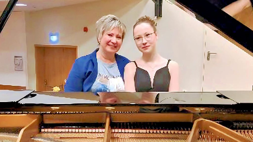 Juliana Rothermehl mit Klavierlehrerin Irina Ehlis