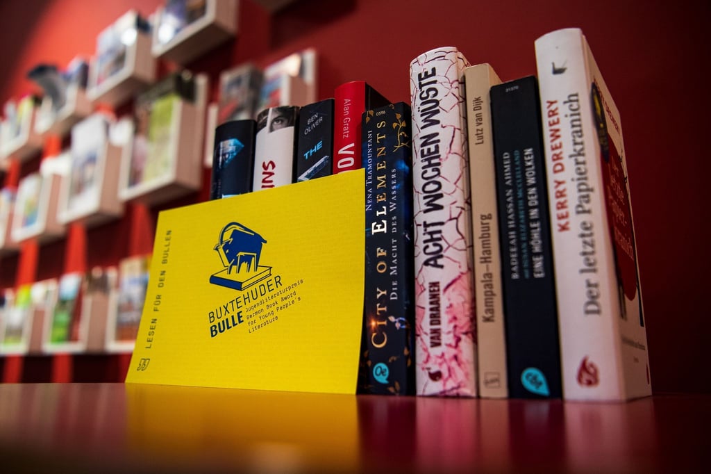 Eine Auswahl von nominierten Büchern zum Jugendliteraturpreis „Buxtehuder Bulle“.