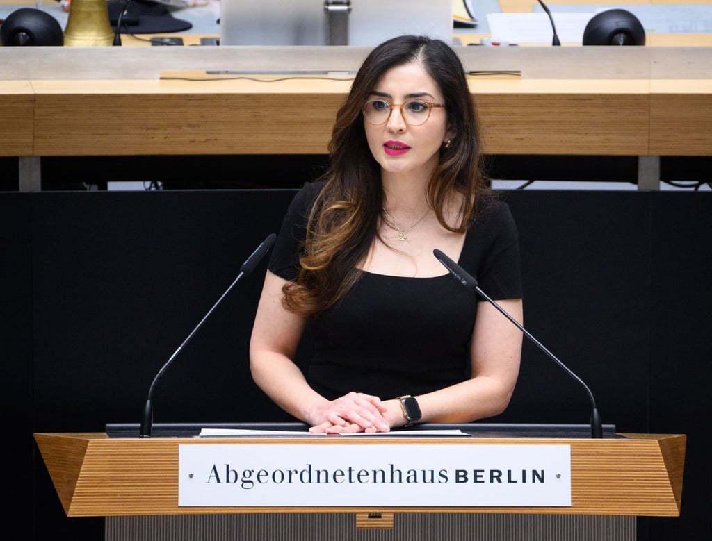 Tuba Bozkurt (Bündnis 90/Die Grünen) spricht bei der Plenarsitzung des Berliner Abgeordnetenhauses.