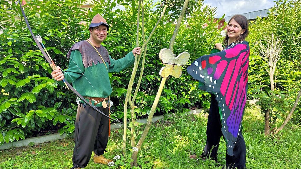 Maike Schymalla, Leiterin der Musik- und Kunstschule Stendal, und Dennis Voigt, Vorsitzender des Förderkreises der Musik- und Kunstschule, haben sich bereits auf das Motto „Wald- und Wiesengeflüster“ eingestellt.