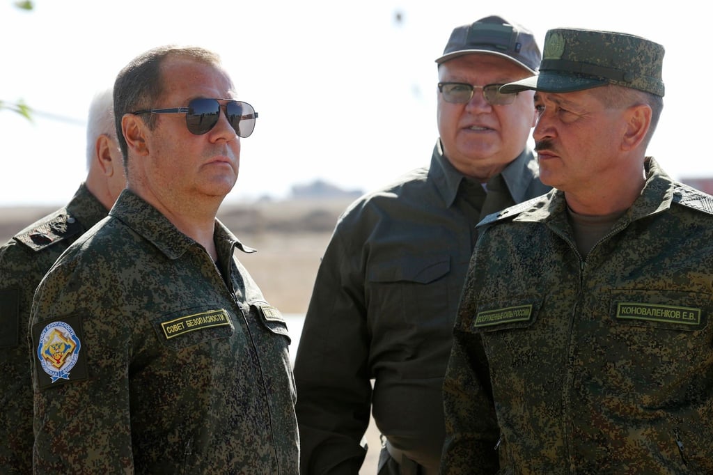 Hat sich seit dem russischen Angriff auf die Ukraine zu einem der größten Hardliner entwickelt: Dmitri Medwedew (l.).