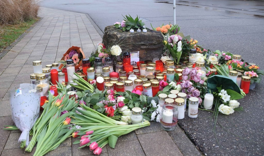 Blumen und Kerzen zum Gedenken an das Opfer liegen vor einer Schule. Bei der Gewalttat in der Schule ist nach Angaben der Polizei eine Schülerin von einem Schüler getötet worden.