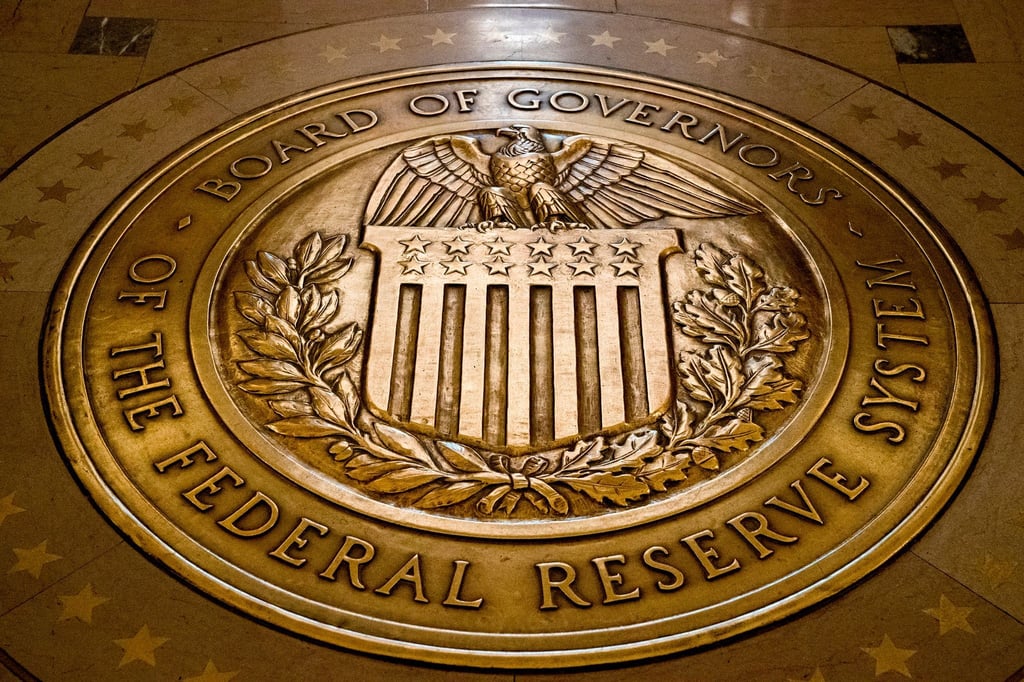 Das Siegel des Gouverneursrats des Federal Reserve Systems der USA. Die US-Notenbank Fed belässt den Leitzins erneut unverändert auf hohem Niveau.