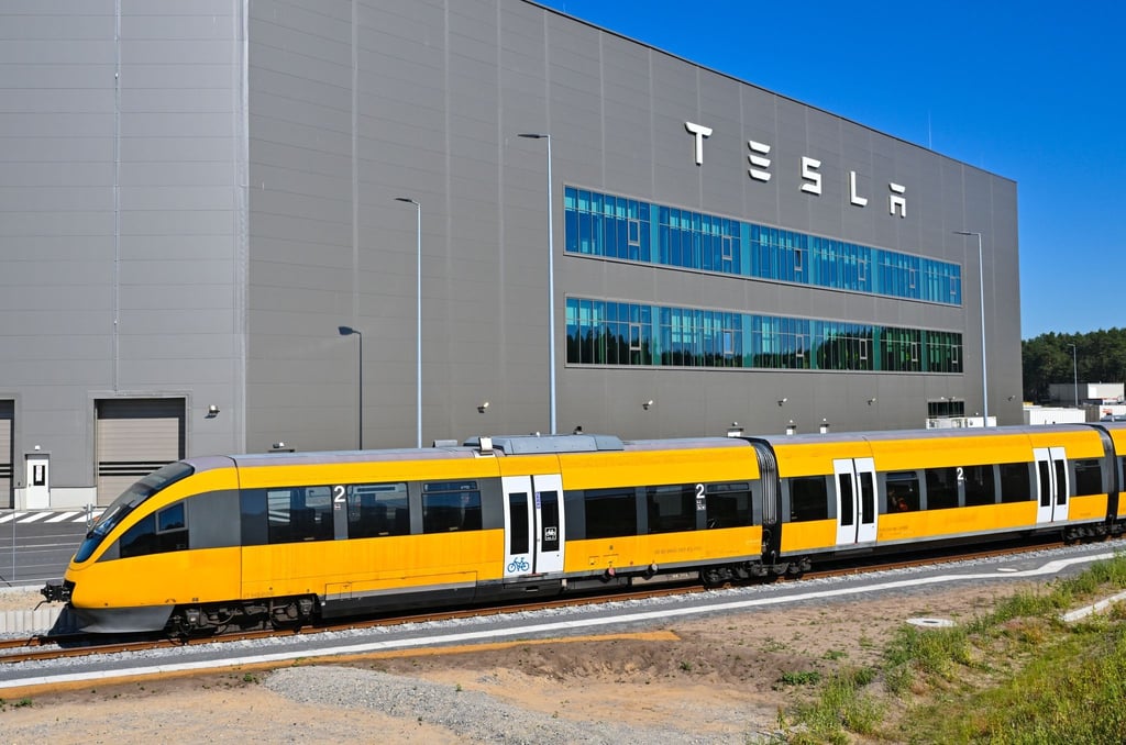 Der neue Shuttlezug von Tesla fährt zum Bahnhof der Tesla Gigafactory Berlin-Brandenburg. Brandenburgs neuer Verkehrsminister R. Genilke (CDU) will sich für einen Fernverkehrs-Haltepunkt am Werk des US-Eketroautobauers Tesla in Grünheide (Oder-Spree) einsetzen.