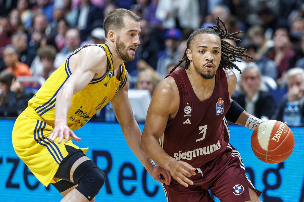 Carsen Edwards (r) und der FC Bayern München gewannen in Berlin Spiel drei der Finalserie.