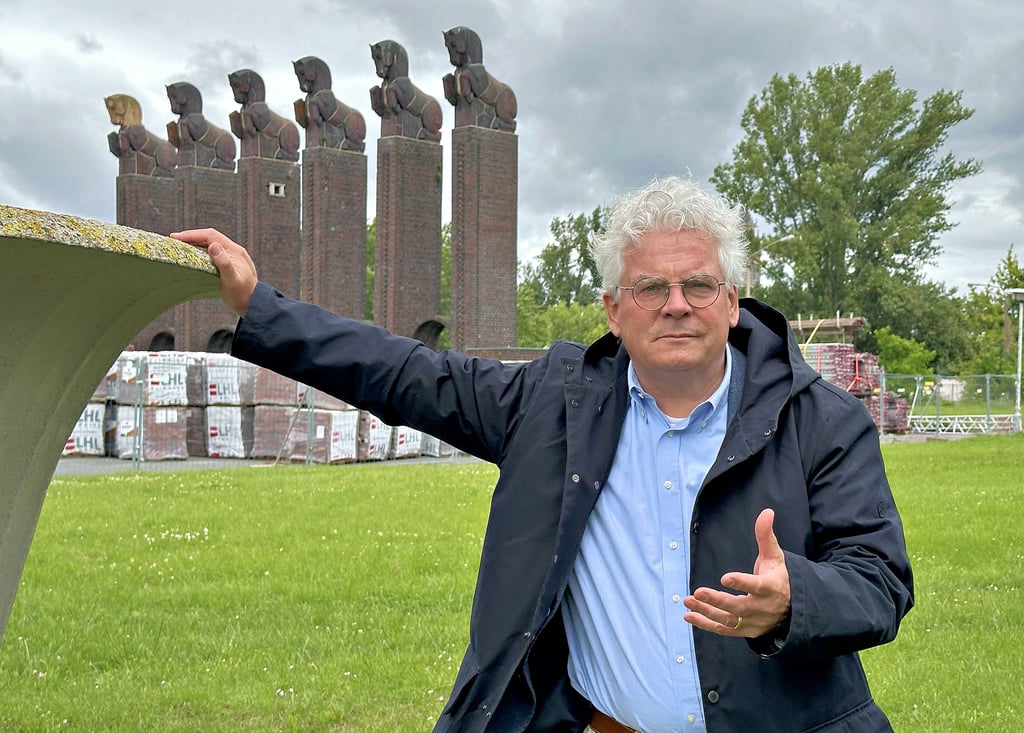 Dunkle Wolken ziehen hinter dem Pferdetor auf. Kulturhistoriker Christian Antz hofft, dass das kein schlechtes Omen für das Pferdetor ist.