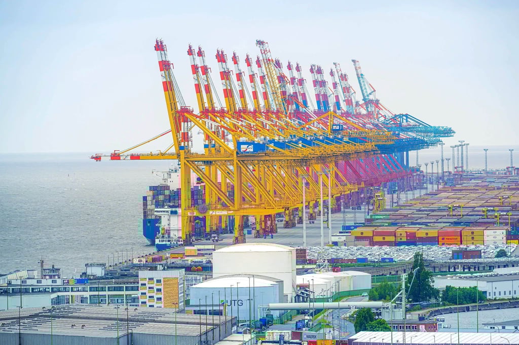 Die Kräne an der Kaje vom Container-Terminal Bremerhaven.