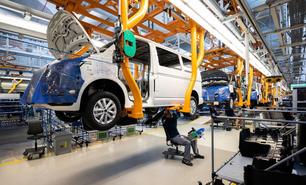 Ein VW Transporter durchläuft die Montage im Werk von Volkswagen Nutzfahrzeuge.