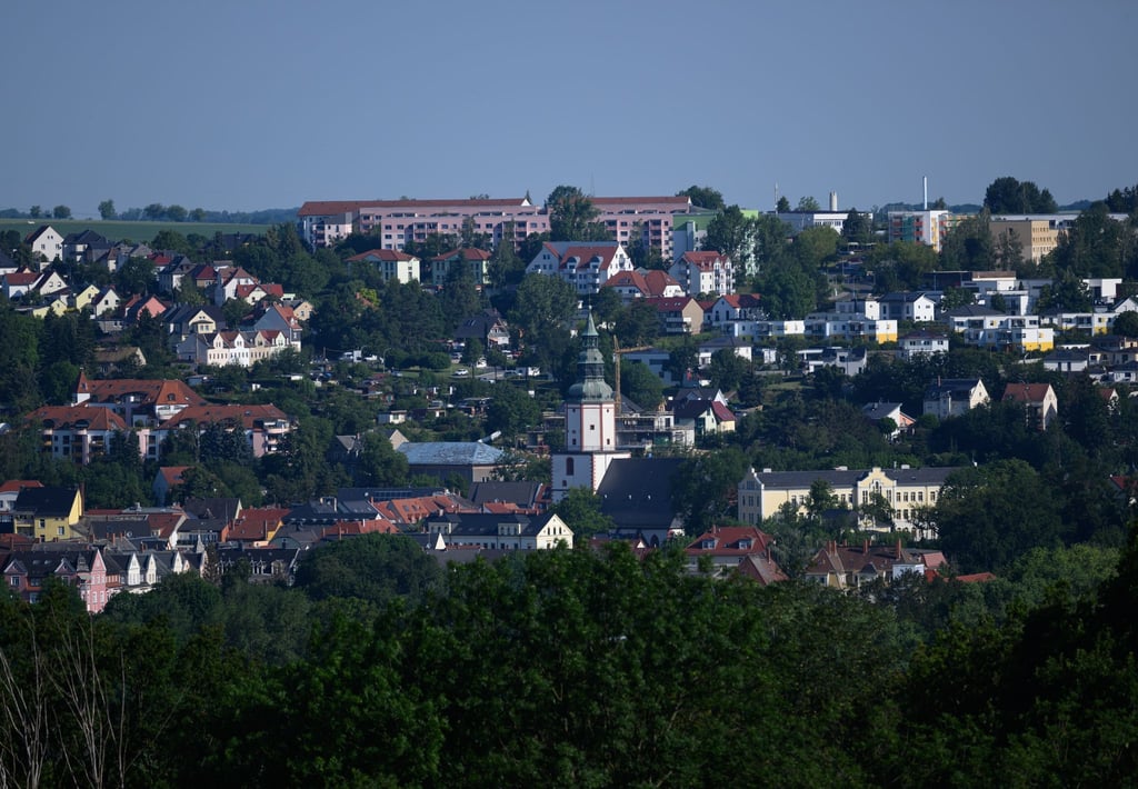 Blick auf die Große Kreisstadt im sächsischen Landkreis Mittelsachsen. Bei der Suche nach der vermissten neunjährigen Valeriia hat die Polizei im sächsischen Döbeln eine Leiche gefunden. Die Polizei teilte mit, es werde geprüft, ob es sich dabei um das seit dem 3. Juni vermisste Mädchen handle.