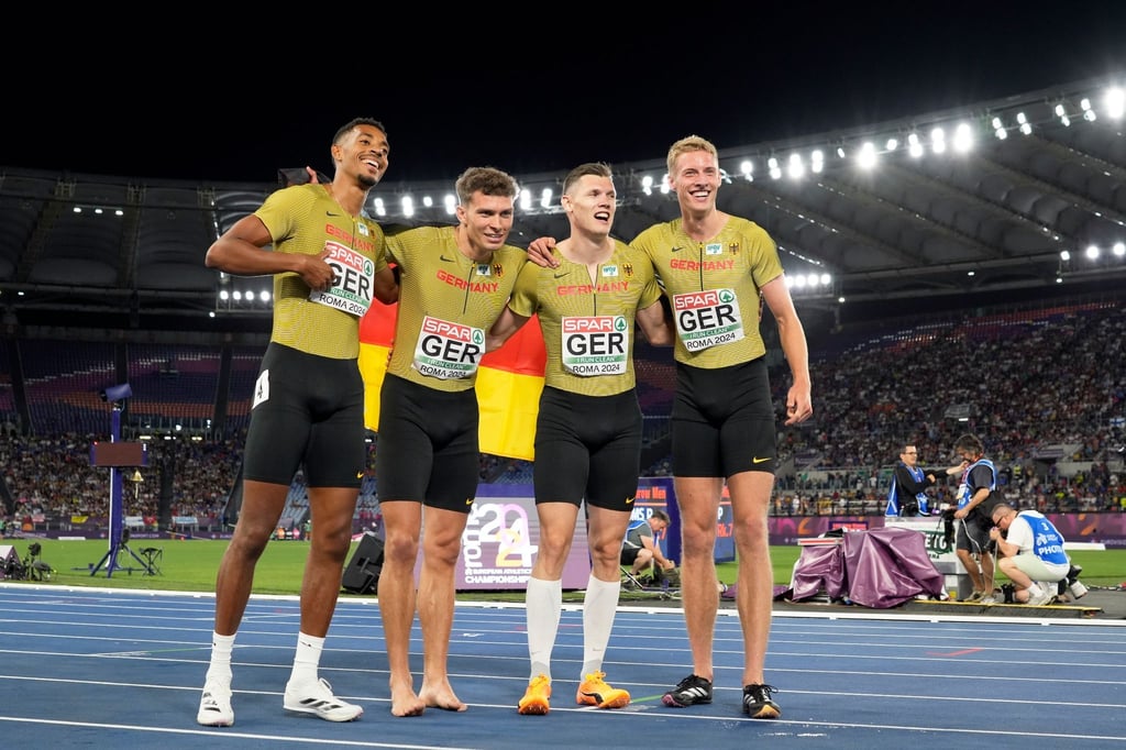 Emil Agyekum, Jean Paul Bredau, Marc Koch und Manuel Sanders (l-r) jubeln nach dem Gewinn der Bronzemedaille.