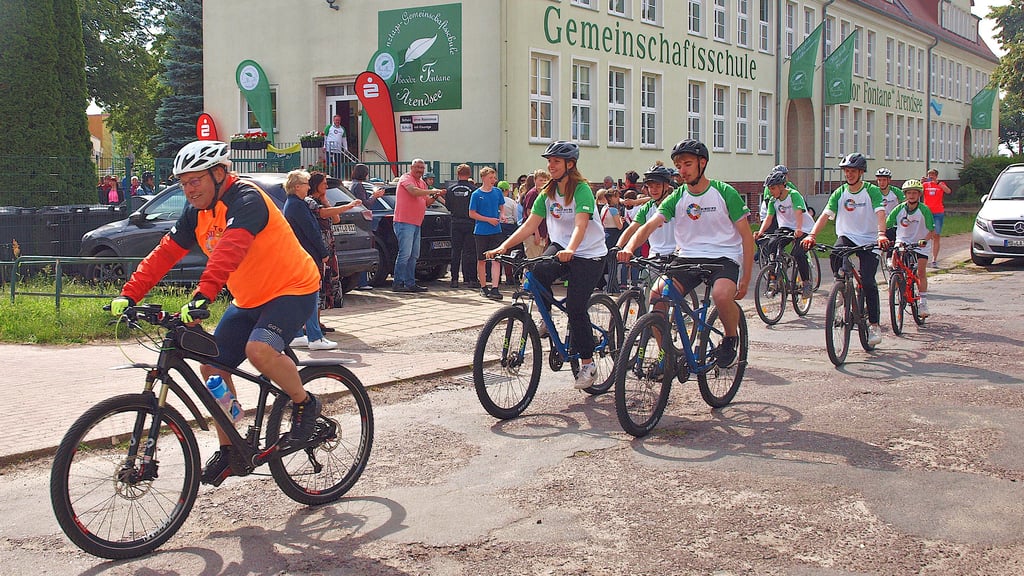 Ronald Pitt Krüger von den Triathlonfüchsen Osterburg führte die Radlergruppe bei ihrem Start zur Klimatour 2024 an.