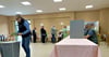 Wähler im Wahllokal im Freizeitzentrum in der Walther-Rathenau-Straße in Radegast brauchen am Sonntagvormittag gegen 10.30 Uhr trotz der drei vorhandenen Wahlkabinen Geduld. Hinter den Kabinen hat der Wahlvorstand Sitzplätze zum Studieren der Wahlzettel eingerichtet.