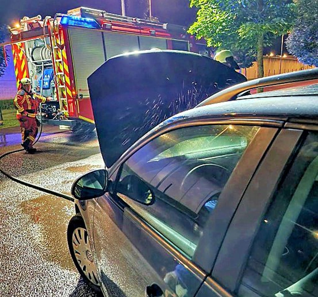 Flammen im Motorraum Einsatz für die Feuerwehr in der Nacht an der JVA