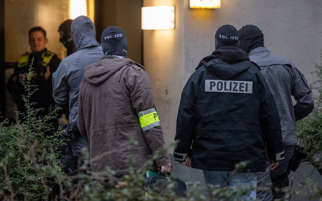 Wegen Ermittlungen gegen die sogenannte sexuelle Selbstbestimmung sind Wohnungen in Halle durchsucht worden.