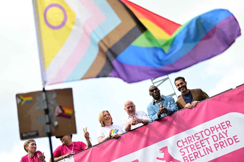Berlins erster Queerbeauftragter, Alfonso Pantisano (r-l), Joe Chialo (CDU), Berliner Senator für Kultur und Gesellschaftlichen Zusammenhalt, Kai Wegner (CDU), Regierender Bürgermeister von Berlin, und Bärbel Bas (SPD), Präsidentin des Deutschen Bundestages, stehen bei der 45. Berlin Pride-Parade zum Christopher Street Day (CSD) auf einem Wagen zusammen.