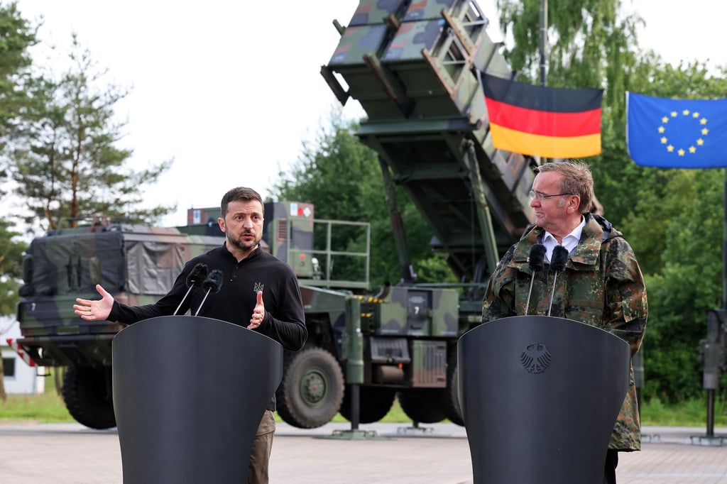 Ukraines Präsident Wolodymyr Selenskyj und Verteidigungsminister Boris Pistorius informieren sich auf einem Truppenübungsplatz über die Ausbildung von ukrainischen Soldaten am Flugabwehrraketensystem vom Typ „Patriot“.