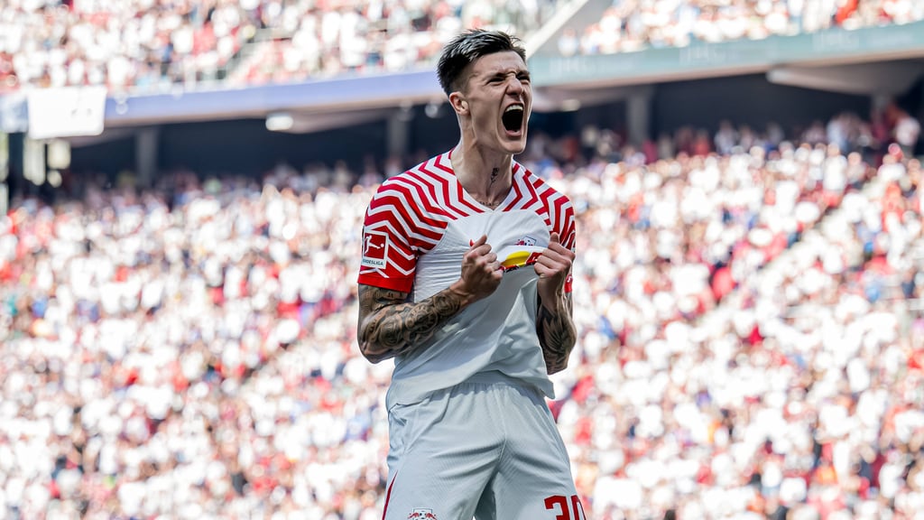 Benjamin Sesko bjubelt eines seiner Tore für RB Leipzig.