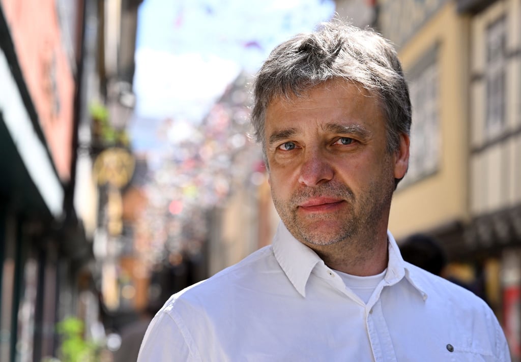 Lars Bucki, Erfurter Künstler, steht auf der Krämerbrücke. Rund 1.800 Origami-Kraniche sind nach seiner Idee über der historischen Krämerbrücke in Erfurts Altstadt angebracht. Die Kunstinstallation zum Krämerbrückenfest 2024 steht unter dem Motto „1.000 Kraniche bringen Frieden“. Das Krämerbrückenfest findet vom 14. bis 16 Juni statt.