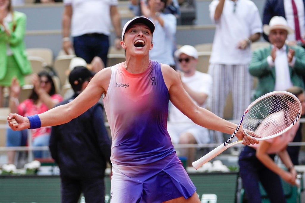 Die Polin Iga Swiatek feiert ihren Sieg über die Italienerin Paolini nach dem Endspiel der French Open im Roland Garros Stadion. Die Polin hat ihren Start in Berlin abgesagt.