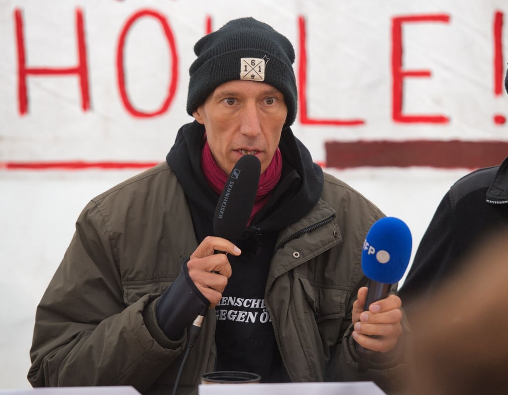 Klimaaktivist Wolfgang Metzeler-Kick spricht bei einem Pressegespräch im Hungerstreik-Camp im Invalidenpark.