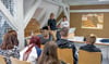 Die 8. Klasse der Sekundarschule „Am Burgtor“ Aken ist zu Besuch in der Verbraucherzentrale in Dessau. 