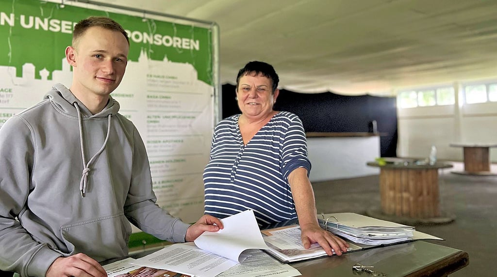 Niklas Hafemann und Heidi Sahr bei den Vorbereitungen für das Gründungstreffen.