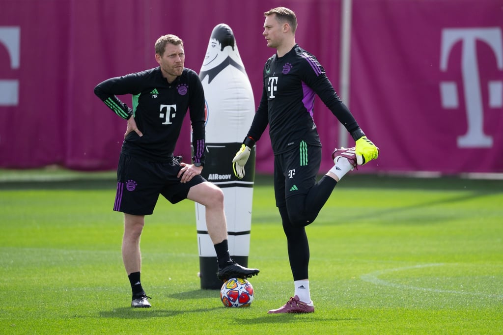 Torwart Manuel Neuer (r) und Torwarttrainer Michael Rechner auf dem Trainingsplatz.