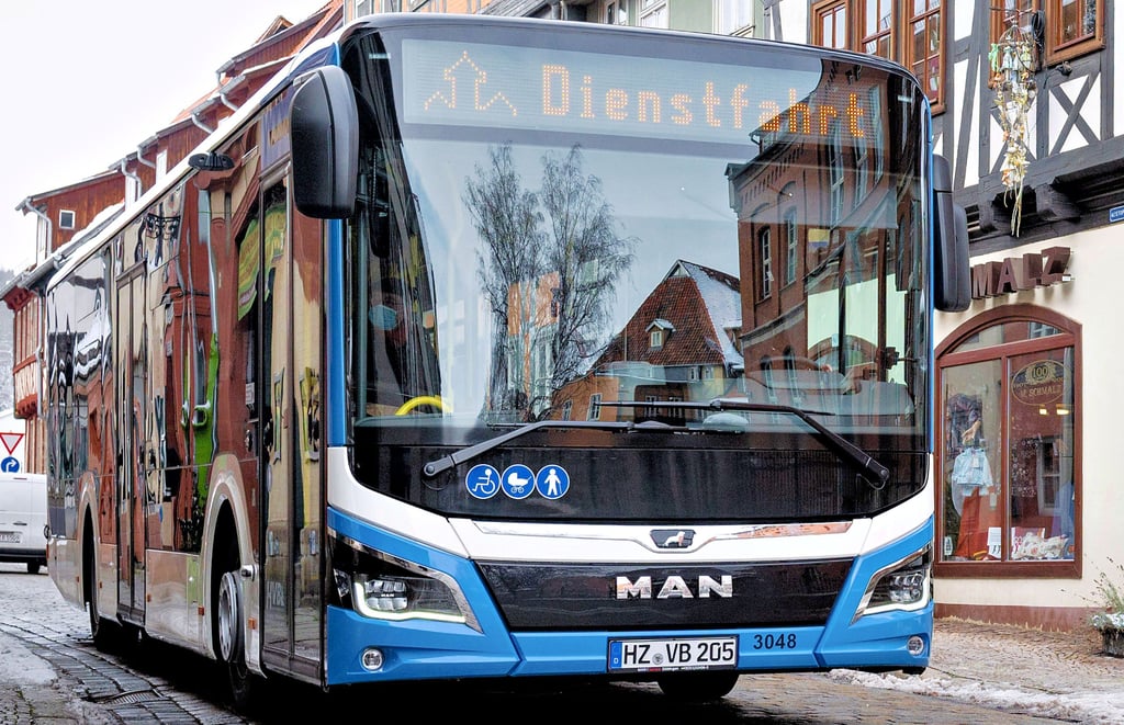 Die Harzer Verkehrsbetriebe – hier in der Altetopfstraße – richten einen Stadtverkehr in Quedlinburg ein, der das bisherige Provisorium ablöst.