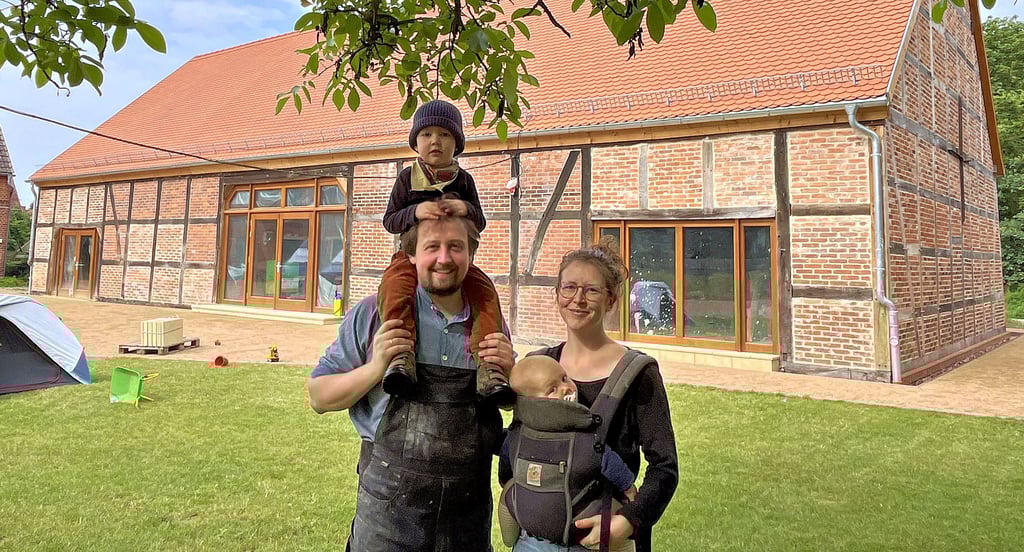 Carl und Eve Heine mit ihren Kindern Erwin und Fritz vor der großen Feldscheune des alten Forsthofes. Dort soll im September die erste Feier stattfinden, richtig los geht es aber erst im kommenden Jahr mit der neuen Hochzeitslocation.