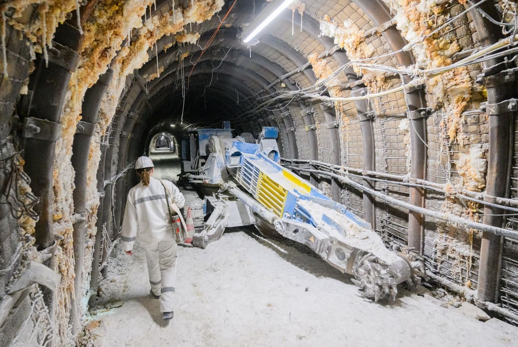 Eine Mitarbeiterin läuft einem Fräskopf im Atommülllager Asse im Landkreis Wolfenbüttel.