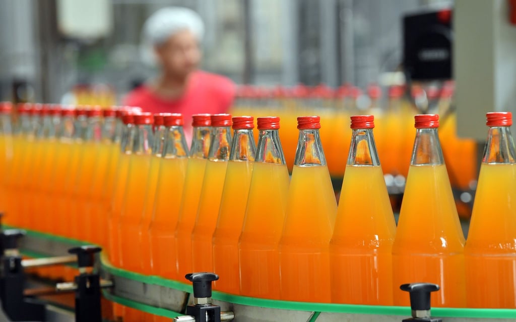 Apfelsaft wird abgefüllt. Zahlen des Statistischen Bundesamt zeigen: Orangensaft und ähnliche Säfte waren 2023 gut 30 Prozent teurer als im Jahr 2020.
