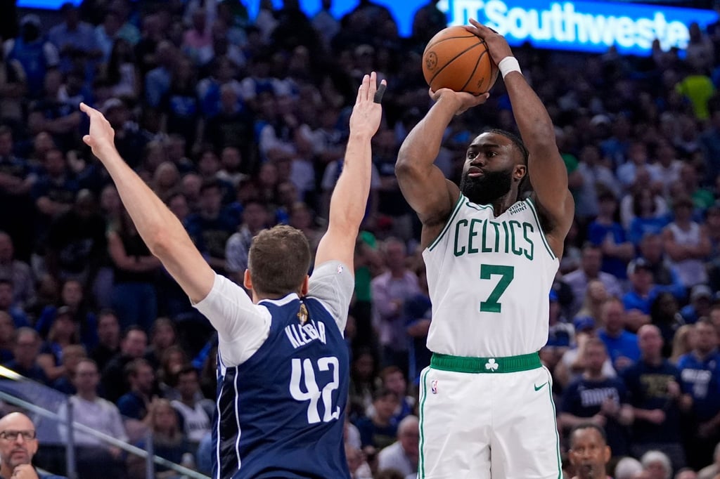 Maxi Kleber (l) von den Dallas Mavericks versucht den Wurf von Bostons Jaylen Brown zu stoppen.