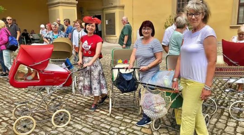 Ein internationales Trio stand beim Zekiwa-Fanclub nebeneinander: Aljona Surzikova aus Estland, Karin Eitner aus Zeitz und Kerstin Neidler aus Norwegen (von links) verbindet die Liebe zu den Kinderkutschen.