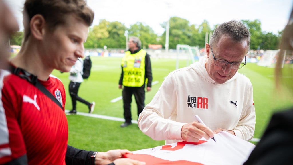 Österreichs Trainer Ralf Rangnick schrieb in Berlin fleißig Autogramme.