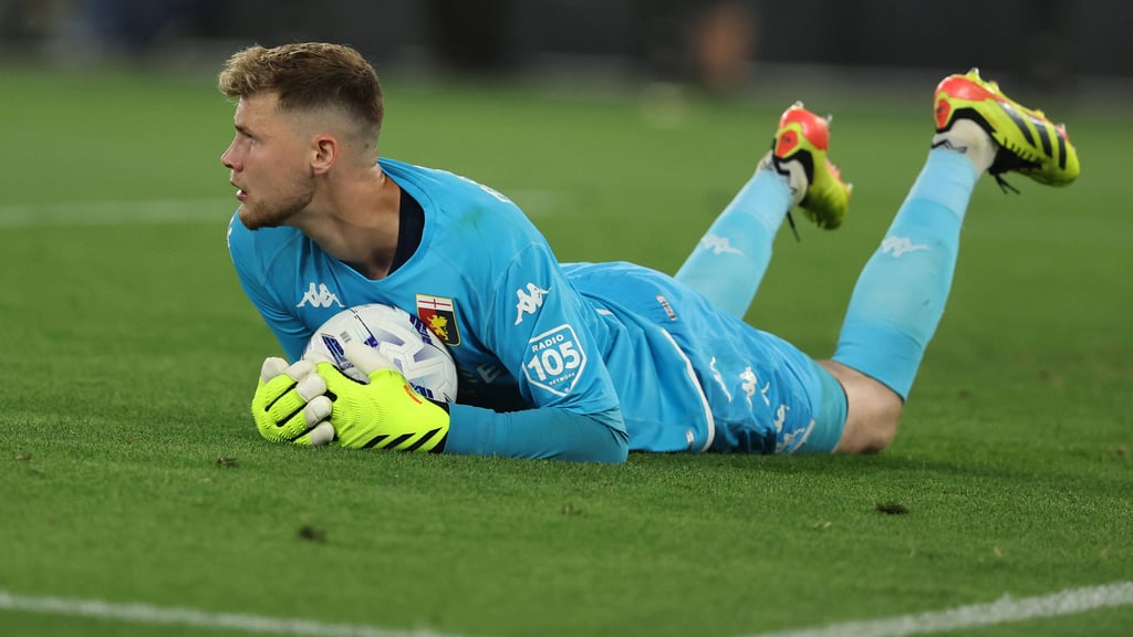 Josep Martinez&nbsp;hält einen Ball fest.