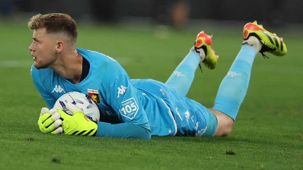 <a href="https://rblive.de/thema/josep-martinez">Josep Martinez</a>&nbsp;hält einen Ball fest.