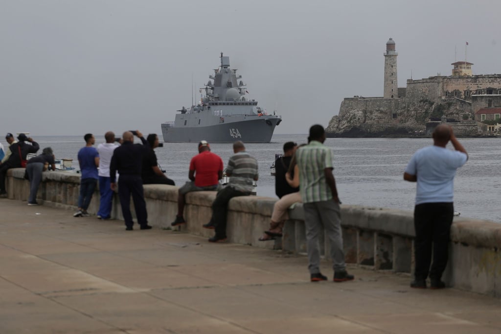 Menschen beobachten die Ankunft der Fregatte „Admiral Gorschkow“ der russischen Marine im Hafen von Havanna.