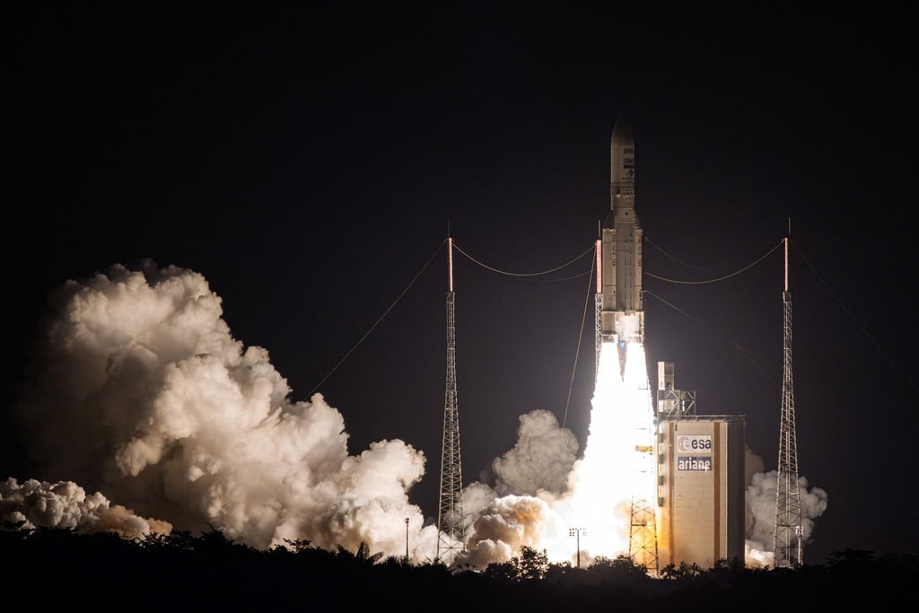 Eine europäische Ariane-5-Trägerrakete hebt vom Weltraumbahnhof in Kourou in Französisch-Guyana ab.