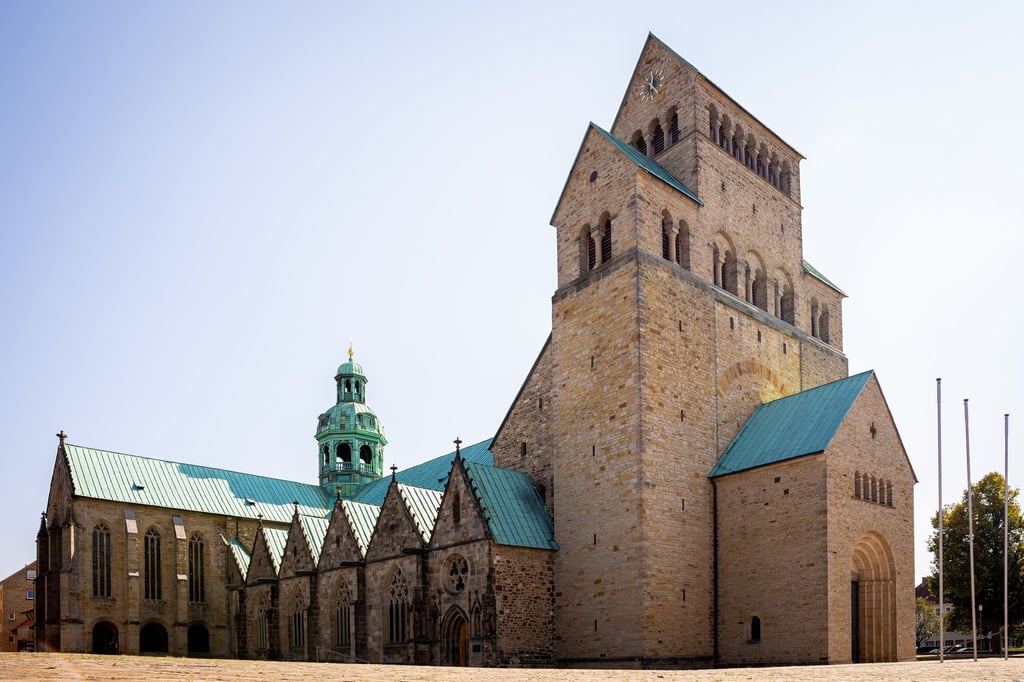 Der Dom Mariä Himmelfahrt zu Hildesheim ist bei Sonnenschein vor einem wolkenlosem Himmel zu sehen.