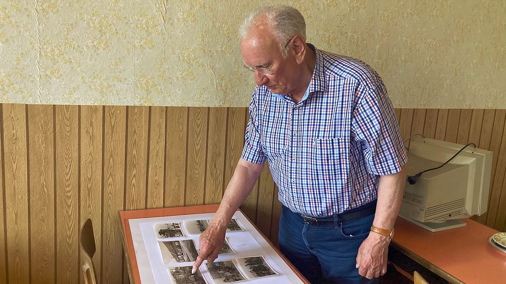 Günter Masche erklärt anhand alter Fotografien die Entwicklung des 1705 erbauten Gutshauses.