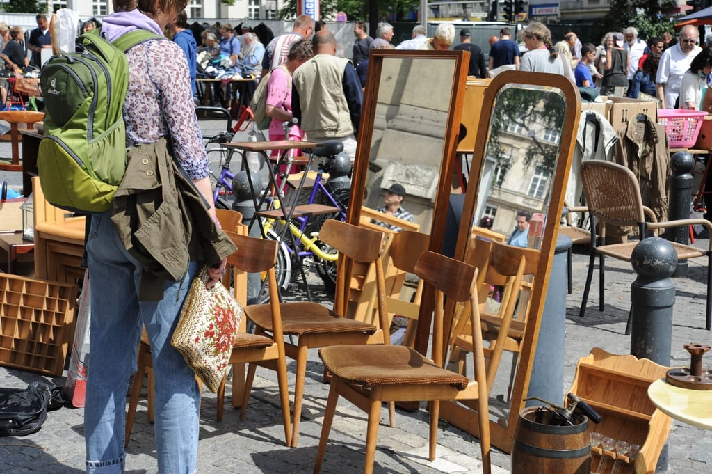 Der Vorteil auf dem Flohmarkt: Sie können sich das Möbelstück direkt ansehen - und oft auch den Preis verhandeln.