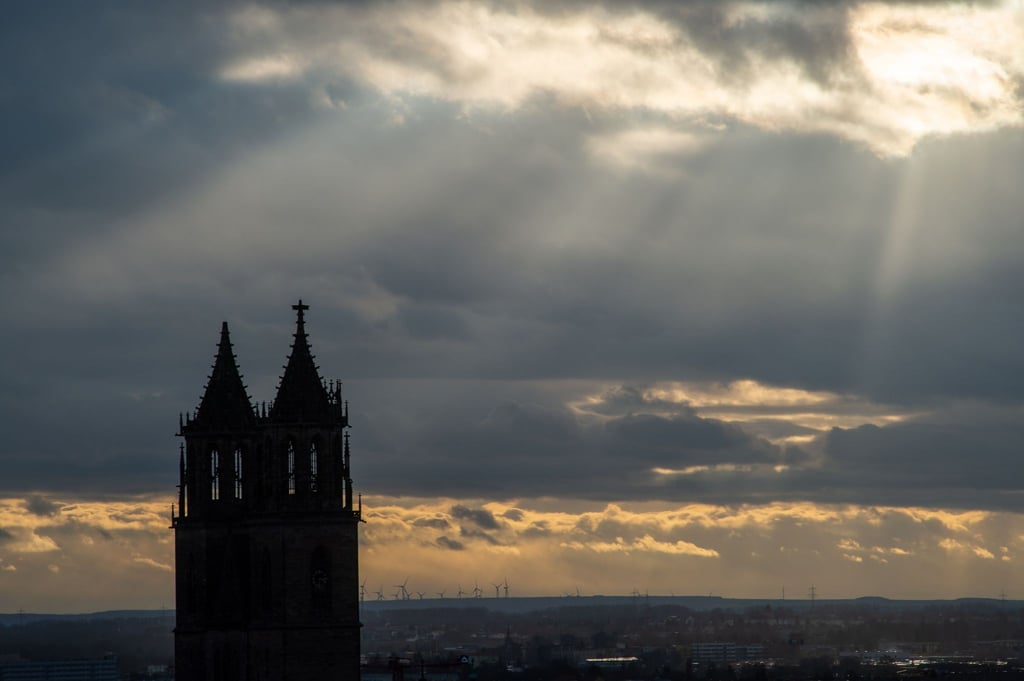 Die Sonne bricht für einen kurzen Augenblick durch die Wolken die über den Dom hinwegziehen.