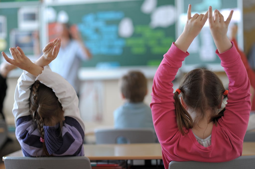 picture alliance / David Ebener/ohb0jgaSrceni93ZV39OHedPQa7Um an Schulen mit akutem Lehrermangel Abhilfe schaffen zu können, hat das Landesschulamt Ende April 20 Stellen für „Feuerwehrlehrkräfte“ ausgeschrieben, zehn für Lehrer und zehn für pädagogische Mitarbeiter. Die Kollegen, die bereits im Landesdienst arbeiten, sollen als „mobile Vertretungsreserve“ an Schulen aushelfen, an denen Personalnot herrscht, im Gegenzug bekommen sie oft mehr als 500 Euro extra im Monat.Aussicht auf zwei „Feuerwehr“-Lehrkräfte in Mansfeld-Südharz und Anhalt-Bitterfeld Die erste Bilanz fällt dabei durchwachsen aus. Laut Antwort des Bildungsministeriums auf eine Dringliche Anfrage der Linken gab es bislang lediglich sechs Bewerbungen. Nur zwei erfüllten davon demnach die Anforderungen. „Auf Grundlage der vorliegenden Bewerbungen ist davon auszugehen, dass Lehrkräftestellen der mobilen Vertretungsreserve im Landkreis Mansfeld-Südharz und im Landkreis Anhalt-Bitterfeld zum neuen Schuljahr besetzt werden können“, schreibt das Landesschulamt. Linke-Politiker Lippmann: „Einsatz enorm belastend“, Anreiz durch Geld hilft nichtLinke-Bildungspolitiker Thomas Lippmann sagte dazu: „Es war nicht zu erwarten, dass sich für den Feuerwehreinsatz an mehreren Schulen überhaupt Lehrkräfte und Pädagogische Mitarbeiterinnen finden lassen.“ Ein solcher Einsatz sei enorm belastend und deshalb unattraktiv. „Da hilft auch der Anreiz durch mehr Geld nicht.“Bildungsministerium: Ausschreibung nur ein „erster Aufschlag“Das Bildungsressort verteidigte die Initiative: „Es handelt sich um einen ersten Aufschlag“, sagte Sprecher Elmer Emig. Bei einem Lehrkörper von 14.000 Personen habe die Information möglicherweise noch nicht alle erreicht. „Wir werden weiter ausschreiben und bieten attraktive Jobs zu attraktiven Konditionen.“ Auch in großer Ausschreibungsrunde blieb jede zweite Stelle zuletzt ohne BewerberErnüchternd fällt die Bilanz aus Sicht der Linken auch bei der Ausschreibung allgemeiner Stellen aus, die mit einer Abordnungsverpflichtung für zwei Jahre verbunden sind. Von 26 im März ausgeschriebenen Stellen (davon 22 an Gymnasien) konnten 11 nicht besetzt werden, weil es entweder keine Bewerbung gab, Fächerkombinationen nicht passten oder Kandidaten ihre Bewerbung zurückzogen. Anfang Mai hatte das Land insgesamt 511 Stellen ausgeschrieben. Für 268 Stellen fanden sich bis Fristende keine geeigneten Bewerber. Für 254 Stellen fanden sich dagegen Bewerber, 79 von ihnen sind ausgebildete Lehrkräfte, 175 Lehrkräfte im Seiteneinstieg.